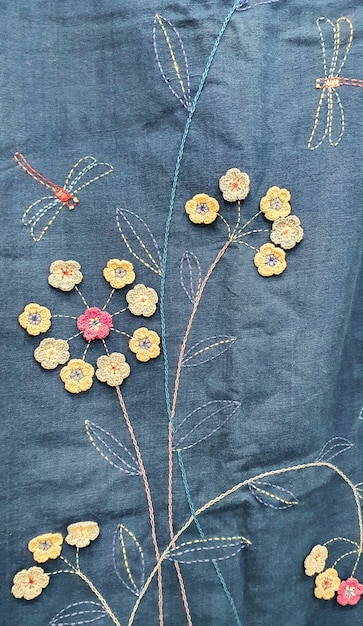 haftowany detal na lnianej tkaninie